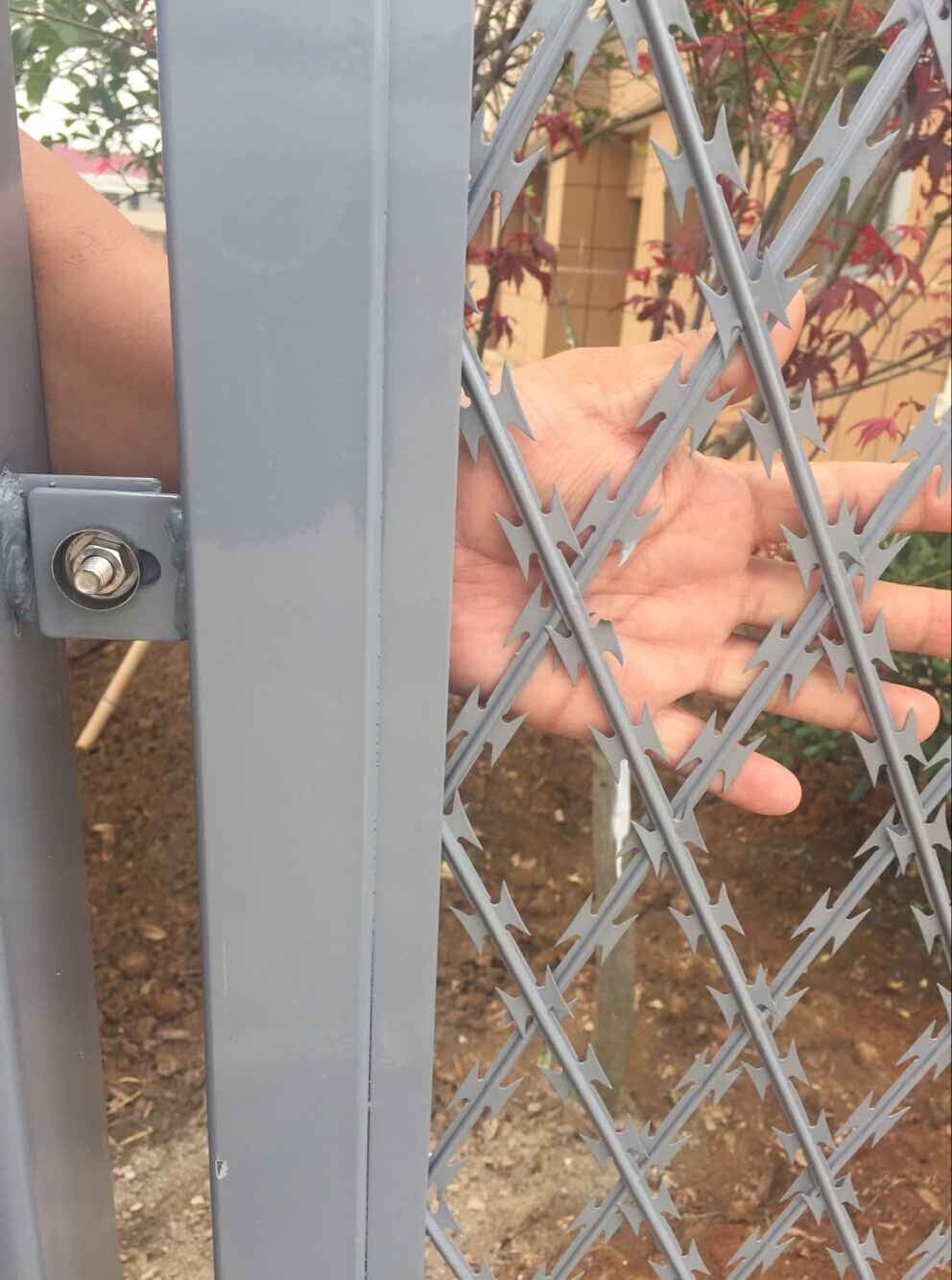 刀片刺網(wǎng)阻隔防護(hù)網(wǎng)